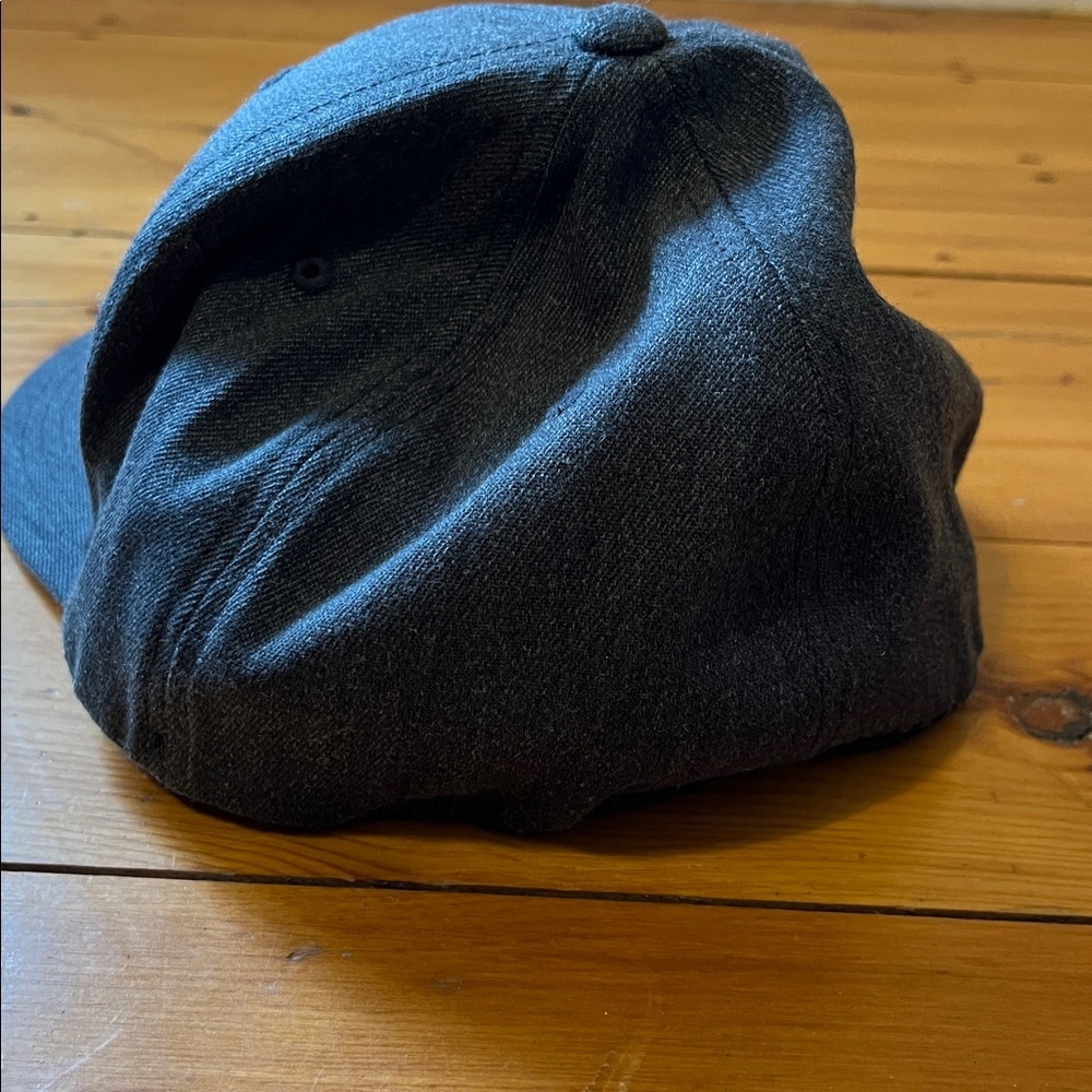 VANS Splitz Flexfit Hat Wool Off The Wall Charcoal Gray Embroidered Men’s EUC - Picture 4 of 7
